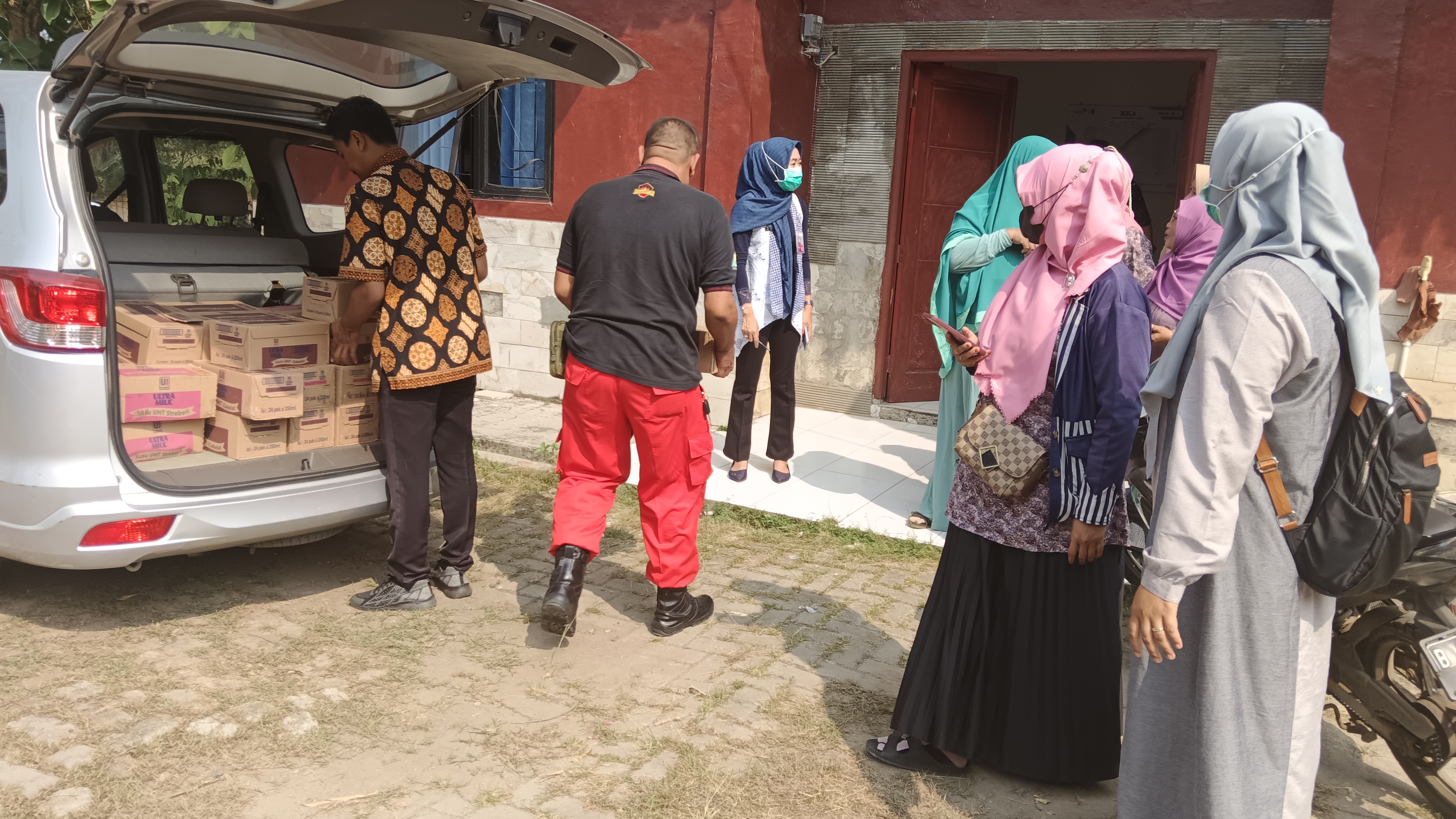 Bantuan susu dan telur untuk anak stunting kecamatan Cibarusah